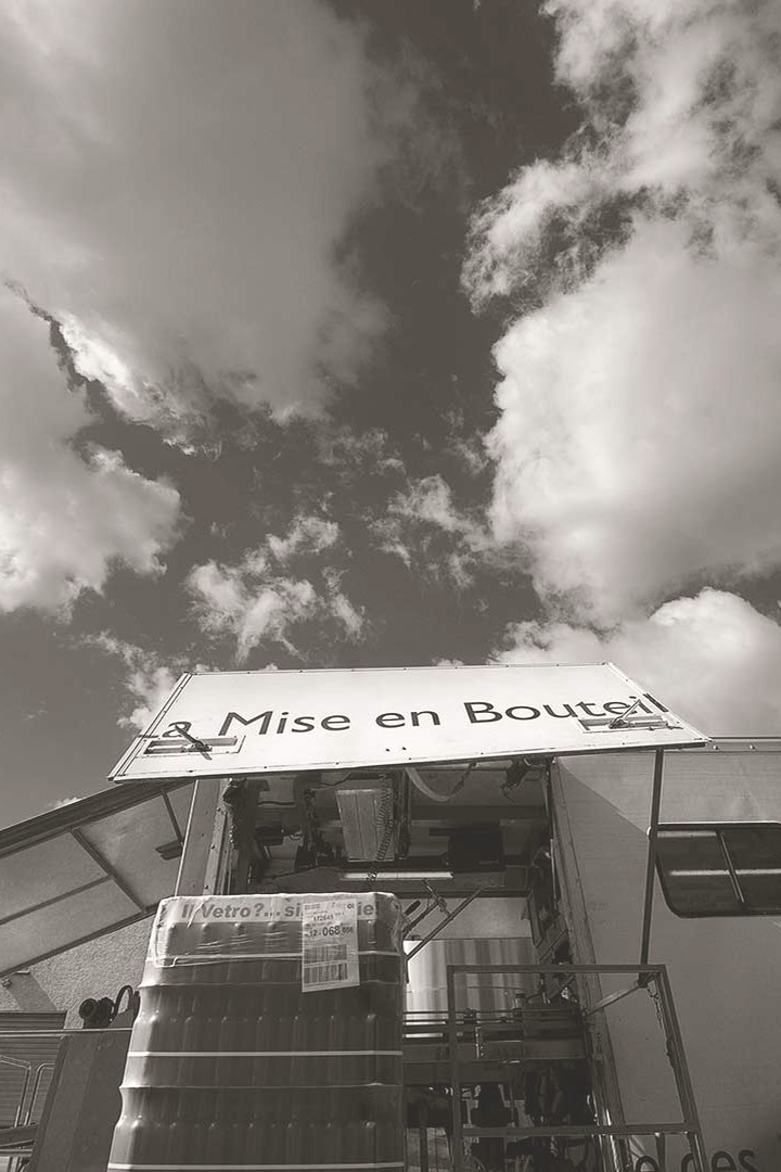 Mise en bouteille, vue contre le ciel. Photo Emmanuel Perrin